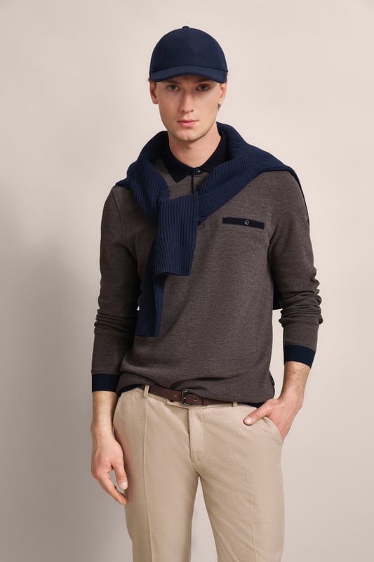 Verleihe deinem Outfit mit dem bugatti Langarm-Poloshirt einen modernen Touch. Gefertigt aus einem Baumwoll-Mix, bietet dieses Polo dank des Strukturkragens und der zweifarbigen Stoffstruktur eine besondere Optik. Die Brusttasche und die Leistentaschen sorgen für zusätzliche Funktionalität. Mit seiner körpernahen Passform durch den Modern Fit und die Rippenbündchen bleibt es stets komfortabel.