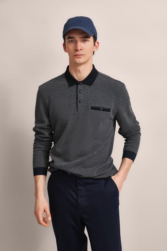 Verleihe deinem Outfit mit dem bugatti Langarm-Poloshirt einen modernen Touch. Gefertigt aus einem Baumwoll-Mix, bietet dieses Polo dank des Strukturkragens und der zweifarbigen Stoffstruktur eine besondere Optik. Die Brusttasche und die Leistentaschen sorgen für zusätzliche Funktionalität. Mit seiner körpernahen Passform durch den Modern Fit und die Rippenbündchen bleibt es stets komfortabel.