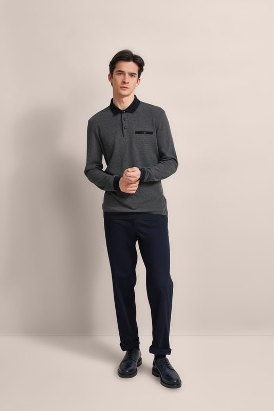 Verleihe deinem Outfit mit dem bugatti Langarm-Poloshirt einen modernen Touch. Gefertigt aus einem Baumwoll-Mix, bietet dieses Polo dank des Strukturkragens und der zweifarbigen Stoffstruktur eine besondere Optik. Die Brusttasche und die Leistentaschen sorgen für zusätzliche Funktionalität. Mit seiner körpernahen Passform durch den Modern Fit und die Rippenbündchen bleibt es stets komfortabel.