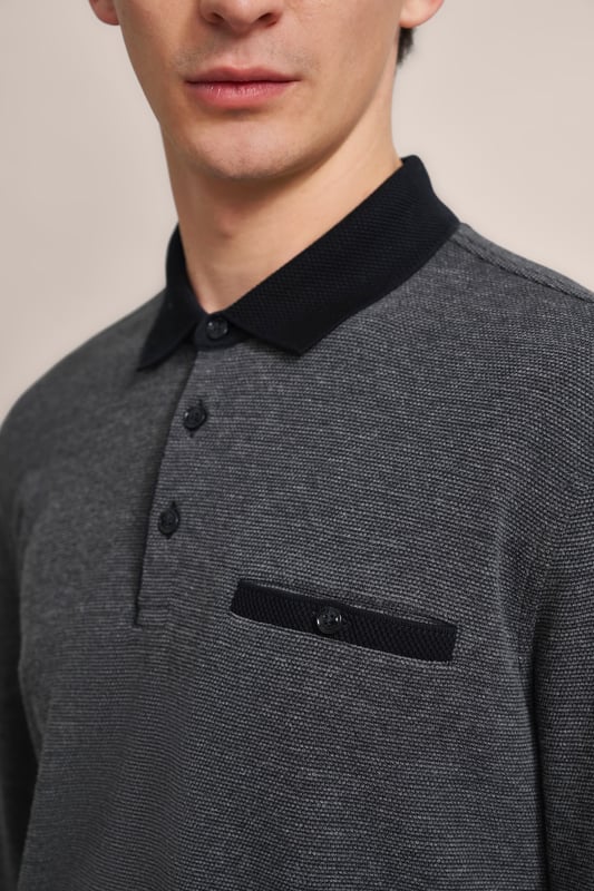 Verleihe deinem Outfit mit dem bugatti Langarm-Poloshirt einen modernen Touch. Gefertigt aus einem Baumwoll-Mix, bietet dieses Polo dank des Strukturkragens und der zweifarbigen Stoffstruktur eine besondere Optik. Die Brusttasche und die Leistentaschen sorgen für zusätzliche Funktionalität. Mit seiner körpernahen Passform durch den Modern Fit und die Rippenbündchen bleibt es stets komfortabel.
