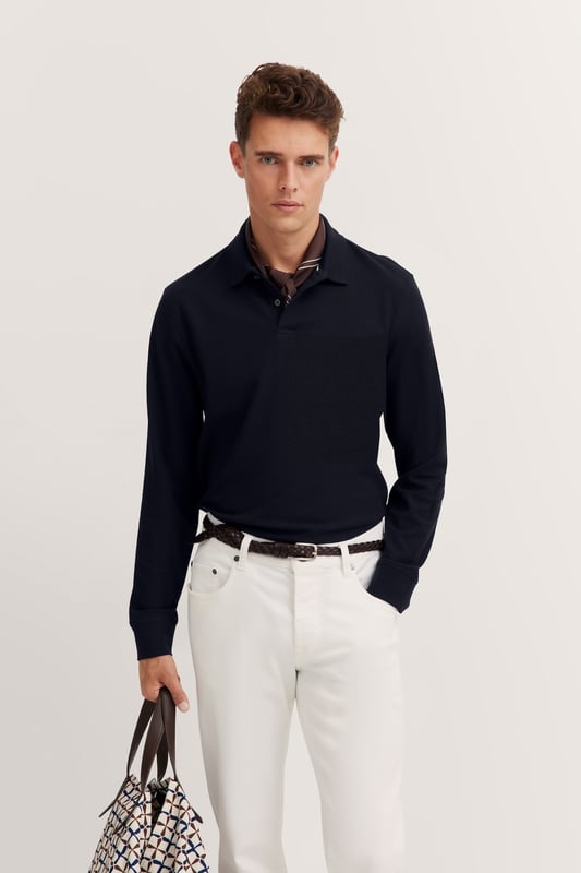 Das Langarm-Polo von bugatti kombiniert sportlichen Stil mit raffinierten Details wie den farbigen Kontrasten im Innenkragen und dem modernen Stehkragen. Die 3-Knopf-Leiste und das dezente Flag-Label an der linken Seite unterstreichen den hochwertigen Look. Dank der Rippenbündchen und des komfortablen ´Modern Fit` bietet es Dir eine perfekte Passform für vielseitige Outfits.
