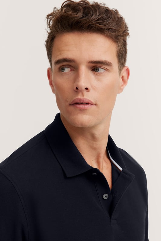 Das Langarm-Polo von bugatti kombiniert sportlichen Stil mit raffinierten Details wie den farbigen Kontrasten im Innenkragen und dem modernen Stehkragen. Die 3-Knopf-Leiste und das dezente Flag-Label an der linken Seite unterstreichen den hochwertigen Look. Dank der Rippenbündchen und des komfortablen ´Modern Fit` bietet es Dir eine perfekte Passform für vielseitige Outfits.