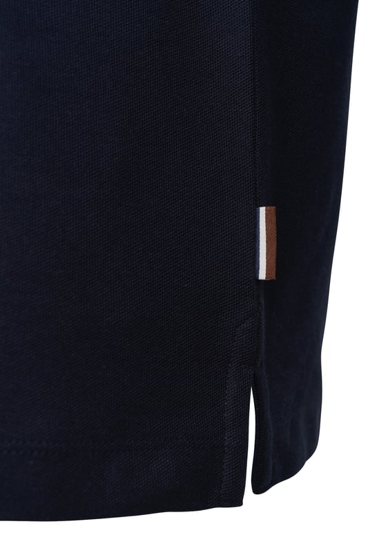 Das Langarm-Polo von bugatti kombiniert sportlichen Stil mit raffinierten Details wie den farbigen Kontrasten im Innenkragen und dem modernen Stehkragen. Die 3-Knopf-Leiste und das dezente Flag-Label an der linken Seite unterstreichen den hochwertigen Look. Dank der Rippenbündchen und des komfortablen ´Modern Fit` bietet es Dir eine perfekte Passform für vielseitige Outfits.