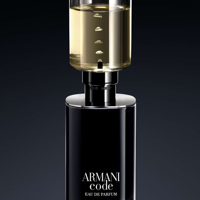 Discover the captivating allure of Armani Code Eau de Parfum, a sophisticated fragrance designed for men. This refillable 150ml bottle contains a vibrant blend of fresh green mandarin from Italy, warm nutmeg, and rich tonka bean. The top notes invigorate with a zesty burst, while the heart reveals a spicy warmth, leading to a base that exudes sensuality with honeyed tobacco undertones. Perfect for the modern man, this fragrance embodies elegance and charm. Note: This product is a refill.
