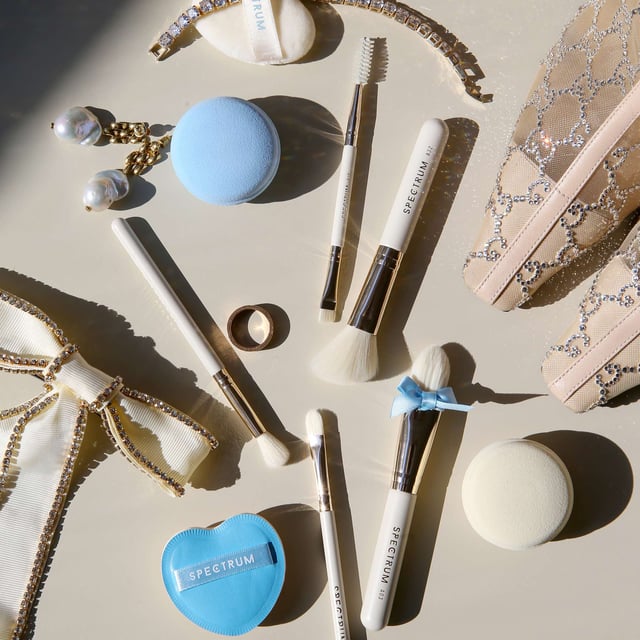 Treat yourself or delight someone special with the Spectrum Collections Love Is Sweet Set, inspired by delightful pastries. This exquisite collection features five midi-sized brushes for flawless application of foundation, blush, eyeshadow, lipstick, and brow products. It also includes two macaron-shaped blending sponges for an impeccable complexion and two uniquely textured heart-shaped puffs for perfect foundation and powder finishing. Sweet, stylish, and a must-have for any makeup lover, this set is perfect for creating stunning looks.