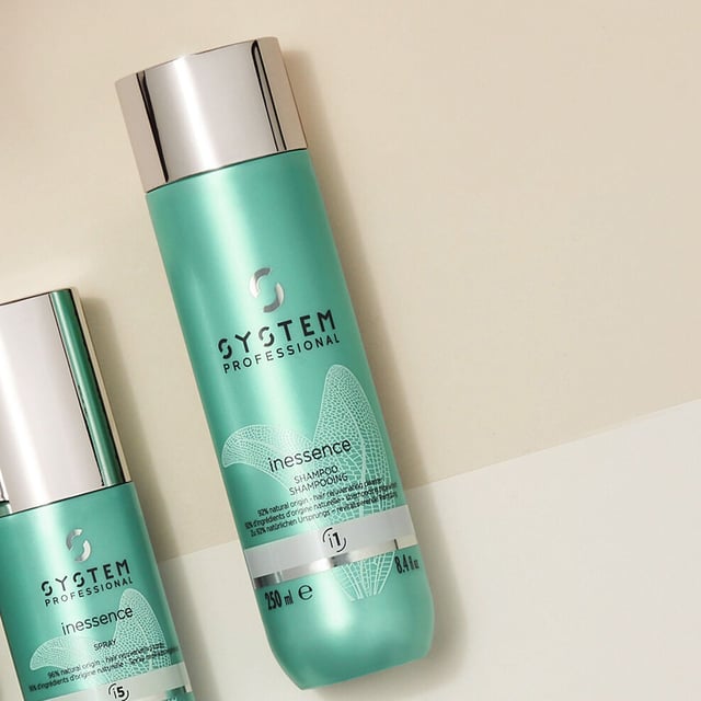 Experience a nature-inspired cleanse with System Professional Inessence i1 Shampoo. This revitalizing shampoo provides smoothness and light moisture, effectively eliminating frizz for a silky and manageable finish. Ideal for all hair types, it features 92% natural origin ingredients, calculated according to ISO16128, with the remaining 8% comprising stabilizers and fragrance. Free from parabens and silicones, this shampoo offers daily defense against coarse, brittle, tangled, and frizzy hair. To use, apply a coin-sized amount to damp hair, massage into the scalp, and rinse thoroughly.