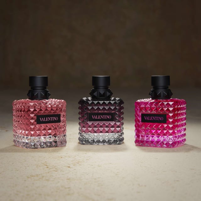 Experience the allure of the Eternal City with Valentino Born In Roma Extradose Donna Perfume Spray. This exquisite floral-ambery fragrance captures the essence of a luxurious Roman night, featuring an intense blend of vanilla and captivating rum and cassis notes. Perfect for the passionate woman, this perfume invites you to explore your inner self and embrace your uniqueness. Whether for a special occasion or everyday wear, dare to be extraordinary with this 50ml scent that embodies elegance and charm.