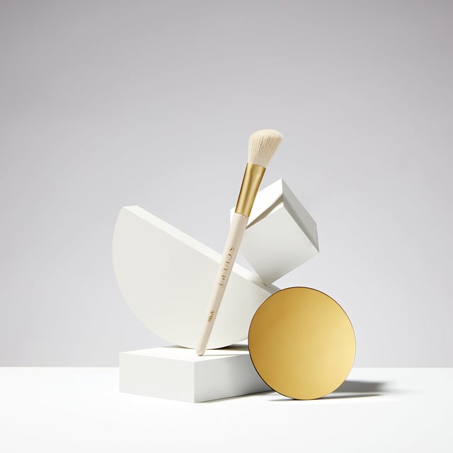 Achieve a flawless sculpted look with the Spectrum Sculpt Brush, designed for precision in contouring and highlighting. Its angled head hugs the curves of your face, allowing easy application and blending. Made with advanced synthetic fibres that mimic natural hair, this brush is soft and features an anti-bacterial treatment for hygiene. Handcrafted with a stylish copper ferrule and FSC-certified wooden handle, this brush combines beauty and functionality, making it an essential addition to your makeup kit for stunning looks.