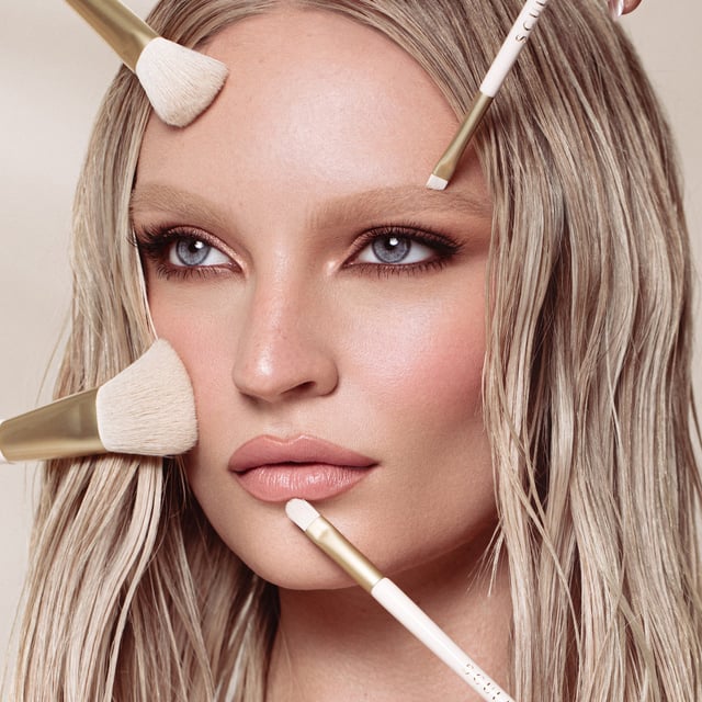 Achieve a flawless sculpted look with the Spectrum Sculpt Brush, designed for precision in contouring and highlighting. Its angled head hugs the curves of your face, allowing easy application and blending. Made with advanced synthetic fibres that mimic natural hair, this brush is soft and features an anti-bacterial treatment for hygiene. Handcrafted with a stylish copper ferrule and FSC-certified wooden handle, this brush combines beauty and functionality, making it an essential addition to your makeup kit for stunning looks.