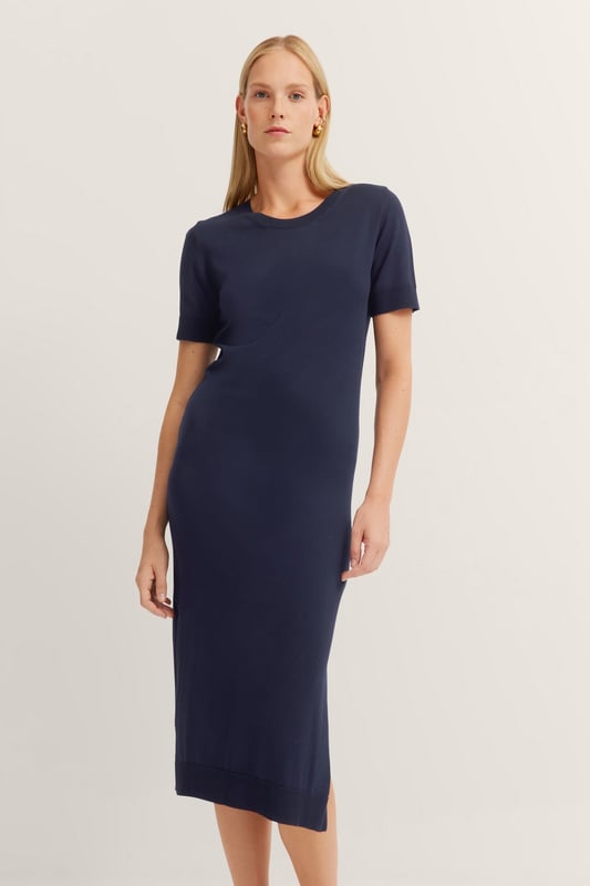 Mit dem Strickkleid von bugatti genießt Du maximalen Tragekomfort dank der elastischen Viskosequalität und dem klassischen Rundhalskragen. Die Seitenschlitze bieten optimale Bewegungsfreiheit, während die Bündchen an den Ärmeln für stilvollen Details sorgen - Dein idealer Begleiter für feminine Eleganz im Alltag.