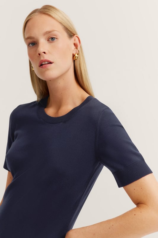 Mit dem Strickkleid von bugatti genießt Du maximalen Tragekomfort dank der elastischen Viskosequalität und dem klassischen Rundhalskragen. Die Seitenschlitze bieten optimale Bewegungsfreiheit, während die Bündchen an den Ärmeln für stilvollen Details sorgen - Dein idealer Begleiter für feminine Eleganz im Alltag.
