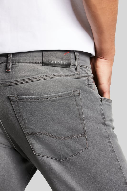 Die klassische Five-Pocket kann weit mehr als nur gut aussehen. Die Flexcity-Ausstattung mit Power Stretch sorgt für besonders hohe Bewegungsfreiheit und gleichzeitige Formstabilität.