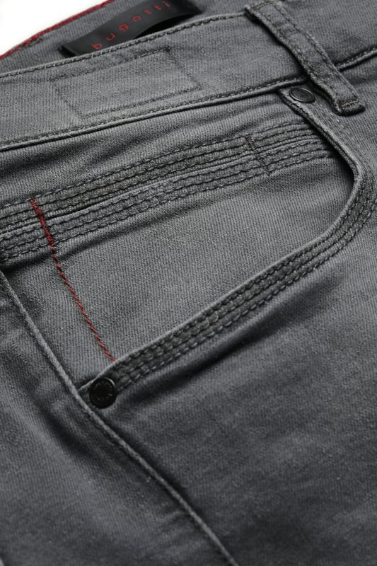 Die klassische Five-Pocket kann weit mehr als nur gut aussehen. Die Flexcity-Ausstattung mit Power Stretch sorgt für besonders hohe Bewegungsfreiheit und gleichzeitige Formstabilität.
