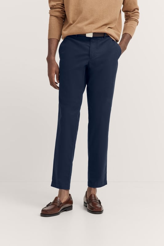 Die bugatti Chino mit ´Tapered Fit`Passform kombiniert einen modernen Schnitt mit flexiblem Komfort dank Elastananteil. Französische Taschen und eine elegante Leistentasche sorgen für ein stilvolles Design, während der Metall-Reißverschluss einen hochwertigen Akzent setzt. Perfekt für einen smarten, zeitgemäßen Look.