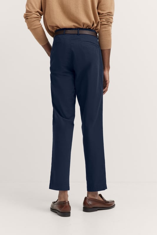 Die bugatti Chino mit ´Tapered Fit`Passform kombiniert einen modernen Schnitt mit flexiblem Komfort dank Elastananteil. Französische Taschen und eine elegante Leistentasche sorgen für ein stilvolles Design, während der Metall-Reißverschluss einen hochwertigen Akzent setzt. Perfekt für einen smarten, zeitgemäßen Look.