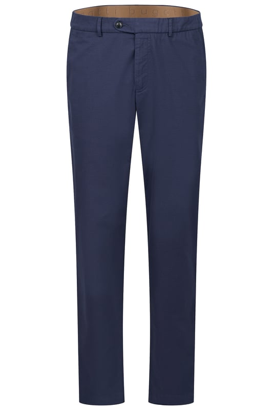 Die bugatti Chino mit ´Tapered Fit`Passform kombiniert einen modernen Schnitt mit flexiblem Komfort dank Elastananteil. Französische Taschen und eine elegante Leistentasche sorgen für ein stilvolles Design, während der Metall-Reißverschluss einen hochwertigen Akzent setzt. Perfekt für einen smarten, zeitgemäßen Look.