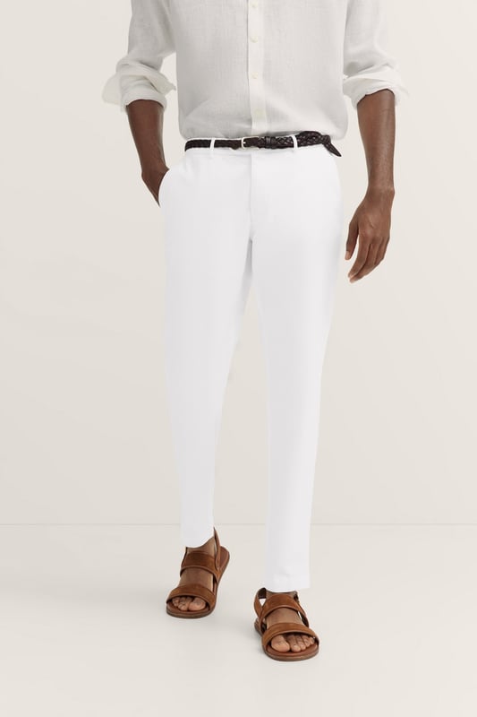 Die bugatti Chino mit ´Tapered Fit`Passform kombiniert einen modernen Schnitt mit flexiblem Komfort dank Elastananteil. Französische Taschen und eine elegante Leistentasche sorgen für ein stilvolles Design, während der Metall-Reißverschluss einen hochwertigen Akzent setzt. Perfekt für einen smarten, zeitgemäßen Look.