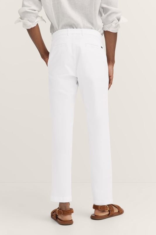 Die bugatti Chino mit ´Tapered Fit`Passform kombiniert einen modernen Schnitt mit flexiblem Komfort dank Elastananteil. Französische Taschen und eine elegante Leistentasche sorgen für ein stilvolles Design, während der Metall-Reißverschluss einen hochwertigen Akzent setzt. Perfekt für einen smarten, zeitgemäßen Look.