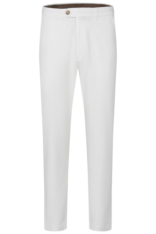 Die bugatti Chino mit ´Tapered Fit`Passform kombiniert einen modernen Schnitt mit flexiblem Komfort dank Elastananteil. Französische Taschen und eine elegante Leistentasche sorgen für ein stilvolles Design, während der Metall-Reißverschluss einen hochwertigen Akzent setzt. Perfekt für einen smarten, zeitgemäßen Look.