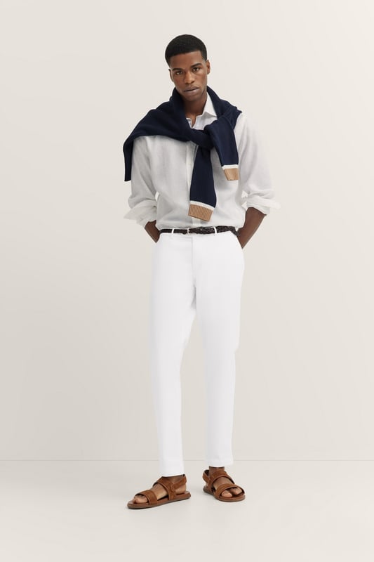 Die bugatti Chino mit ´Tapered Fit`Passform kombiniert einen modernen Schnitt mit flexiblem Komfort dank Elastananteil. Französische Taschen und eine elegante Leistentasche sorgen für ein stilvolles Design, während der Metall-Reißverschluss einen hochwertigen Akzent setzt. Perfekt für einen smarten, zeitgemäßen Look.