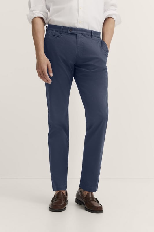 Deze chino's van bugatti zijn gemaakt van een hoogwaardige katoen-elastaanmix en bieden je een perfecte pasvorm en een hoog draagcomfort dankzij de stretchfunctie. Dankzij de ¥moderne pasvorm', rits- en knoopsluiting en duurzame, onderhoudsvriendelijke eigenschappen zijn ze de ideale keuze voor je stijlvolle dagelijkse look.