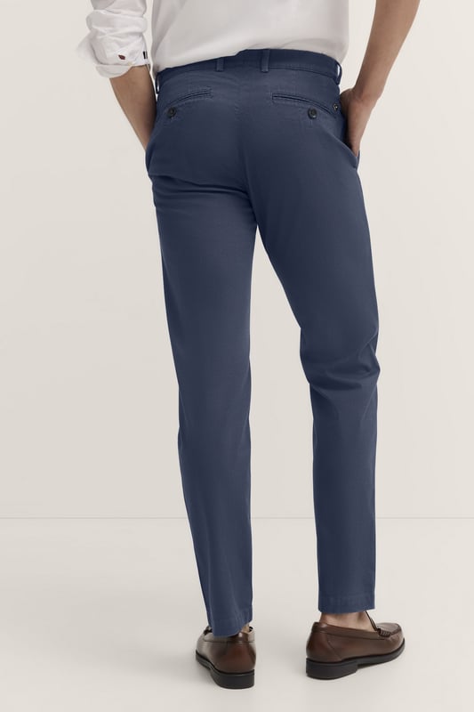 Deze chino's van bugatti zijn gemaakt van een hoogwaardige katoen-elastaanmix en bieden je een perfecte pasvorm en een hoog draagcomfort dankzij de stretchfunctie. Dankzij de ¥moderne pasvorm', rits- en knoopsluiting en duurzame, onderhoudsvriendelijke eigenschappen zijn ze de ideale keuze voor je stijlvolle dagelijkse look.