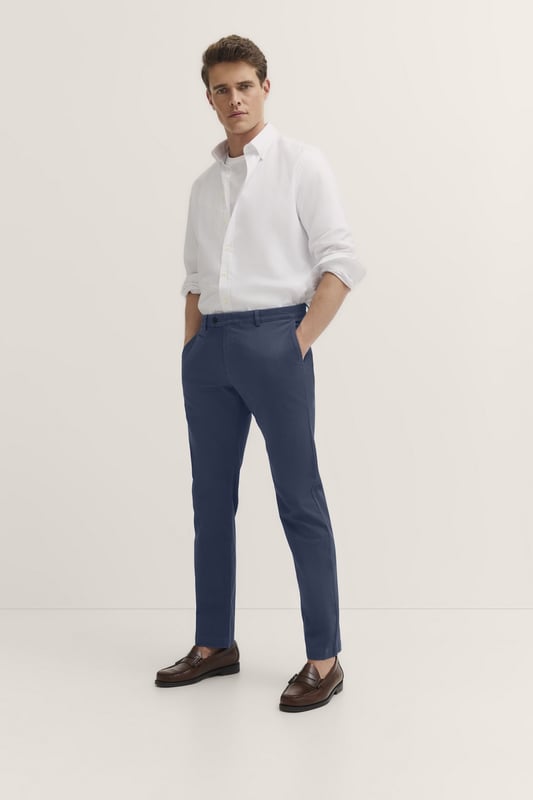 Deze chino's van bugatti zijn gemaakt van een hoogwaardige katoen-elastaanmix en bieden je een perfecte pasvorm en een hoog draagcomfort dankzij de stretchfunctie. Dankzij de ¥moderne pasvorm', rits- en knoopsluiting en duurzame, onderhoudsvriendelijke eigenschappen zijn ze de ideale keuze voor je stijlvolle dagelijkse look.