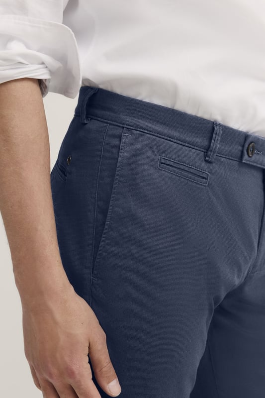 Deze chino's van bugatti zijn gemaakt van een hoogwaardige katoen-elastaanmix en bieden je een perfecte pasvorm en een hoog draagcomfort dankzij de stretchfunctie. Dankzij de ¥moderne pasvorm', rits- en knoopsluiting en duurzame, onderhoudsvriendelijke eigenschappen zijn ze de ideale keuze voor je stijlvolle dagelijkse look.