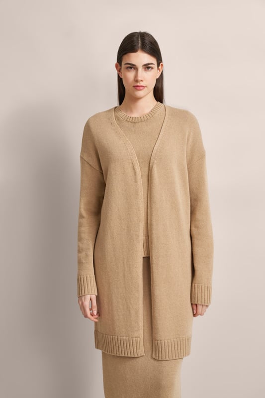Erlebe luxuriöse Weichheit mit der Strickjacke von bugatti. Aus einem edlen Woll-Kaschmir-Mix gefertigt, bietet dieser längere Cardigan mit lässigem Schalkragen und breiten Rippenbündchen optimalen Komfort und Stil. Perfekt für kühle Tage, vereint er Eleganz mit Lässigkeit in einem vielseitigen Design. Ideal für den schicken Lagenlook!