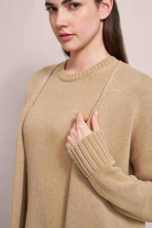 Erlebe luxuriöse Weichheit mit der Strickjacke von bugatti. Aus einem edlen Woll-Kaschmir-Mix gefertigt, bietet dieser längere Cardigan mit lässigem Schalkragen und breiten Rippenbündchen optimalen Komfort und Stil. Perfekt für kühle Tage, vereint er Eleganz mit Lässigkeit in einem vielseitigen Design. Ideal für den schicken Lagenlook!