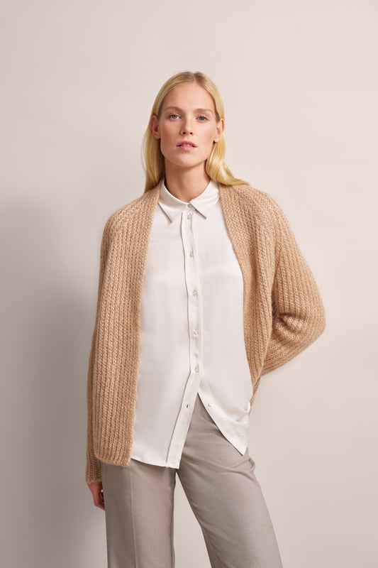 Hülle dich in den lässigen Charme des Two-tone-Cardigans von bugatti. Dieser offene Cardigan aus einer luxuriösen Alpaka-Wollmischung besticht durch sein einzigartiges Patentstrickmuster und seine gemütlichen Raglanärmel. Der schmeichelnde Schalkragen rundet das entspannte Design ab. Ein stilvoller Begleiter für kühle Tage!