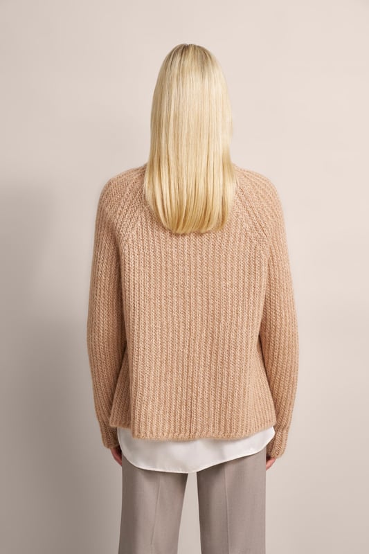 Hülle dich in den lässigen Charme des Two-tone-Cardigans von bugatti. Dieser offene Cardigan aus einer luxuriösen Alpaka-Wollmischung besticht durch sein einzigartiges Patentstrickmuster und seine gemütlichen Raglanärmel. Der schmeichelnde Schalkragen rundet das entspannte Design ab. Ein stilvoller Begleiter für kühle Tage!