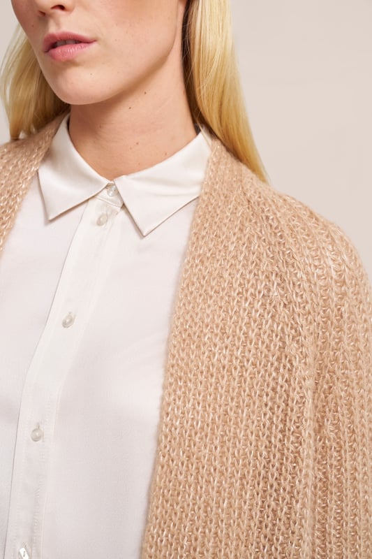 Hülle dich in den lässigen Charme des Two-tone-Cardigans von bugatti. Dieser offene Cardigan aus einer luxuriösen Alpaka-Wollmischung besticht durch sein einzigartiges Patentstrickmuster und seine gemütlichen Raglanärmel. Der schmeichelnde Schalkragen rundet das entspannte Design ab. Ein stilvoller Begleiter für kühle Tage!