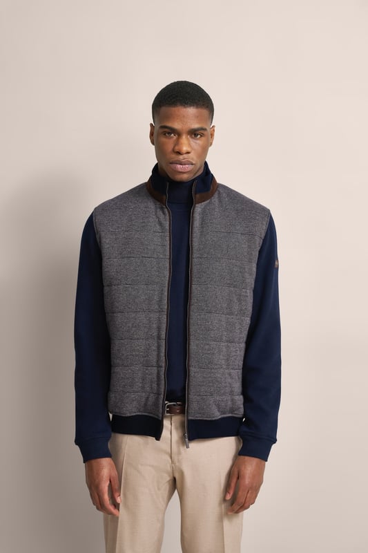 Entdecke die bugatti Sweatjacke für stilvolle Lässigkeit. Gefertigt aus 100 % Baumwolle, vereint die Jacke in Strickoptik Komfort mit Funktionalität. Ausgestattet mit Mikroma-Details, zwei seitlichen Reißverschlusstaschen und einer klassischen Selanik-Textur an den Ärmeln und am Rücken. Der Regular Fit und die Rippenbündchen garantieren eine perfekte Passform. Ideal für den Alltag und darüber hinaus!