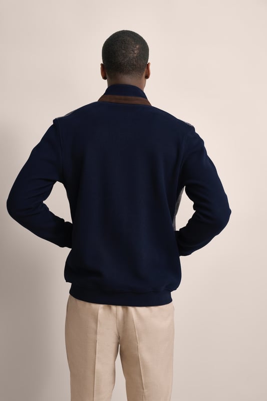 Entdecke die bugatti Sweatjacke für stilvolle Lässigkeit. Gefertigt aus 100 % Baumwolle, vereint die Jacke in Strickoptik Komfort mit Funktionalität. Ausgestattet mit Mikroma-Details, zwei seitlichen Reißverschlusstaschen und einer klassischen Selanik-Textur an den Ärmeln und am Rücken. Der Regular Fit und die Rippenbündchen garantieren eine perfekte Passform. Ideal für den Alltag und darüber hinaus!
