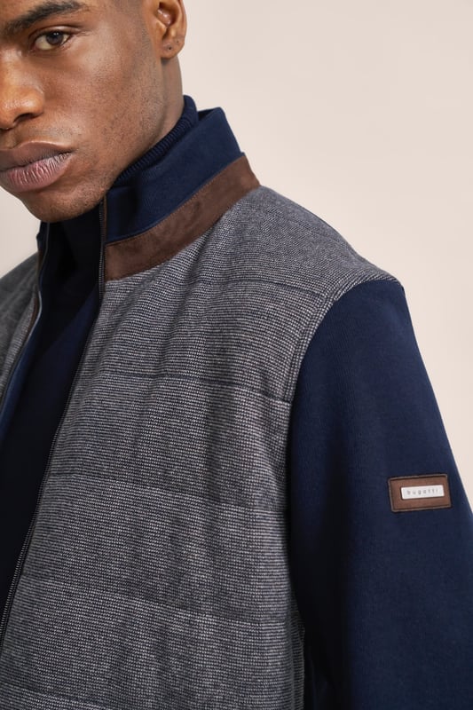Entdecke die bugatti Sweatjacke für stilvolle Lässigkeit. Gefertigt aus 100 % Baumwolle, vereint die Jacke in Strickoptik Komfort mit Funktionalität. Ausgestattet mit Mikroma-Details, zwei seitlichen Reißverschlusstaschen und einer klassischen Selanik-Textur an den Ärmeln und am Rücken. Der Regular Fit und die Rippenbündchen garantieren eine perfekte Passform. Ideal für den Alltag und darüber hinaus!