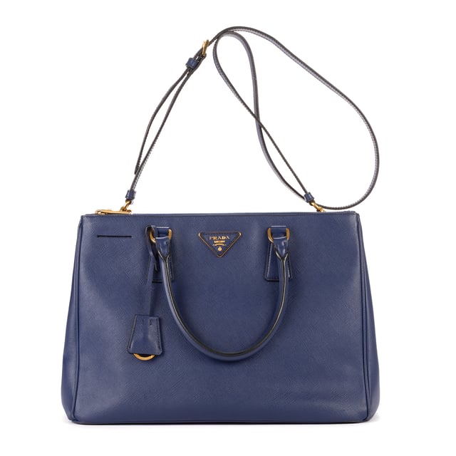 Prada Taschen Galleria Medium Handtasche und Marine Kalbsleder und Gold hardware. Das Produkt ist auf in einwandfreiem Zustand (AA).
  Abmessungen: 35x25x16 cm 
  Zubehör inklusive: Strap; Clochette with ring
  Äußere Hinweise: Verblasstes Leder um die Ecken
Innenhinweise: Nägel markieren
Hardware-Hinweise: Verfärbungen & Kratzer
  BrandCo Paris hat seltene Artikel und die besten Konditionen zu unglaublichen Preisen vorgestellt. Geduld lohnt sich! Kaufen Sie mit Vertrauen: Alle Artikel von BrandCo Paris sind von unserem Expertenteam ausgewählt und authentisch.
  Alle Artikel enthalten ein Echtheitszertifikat und wurden von BrandCo Paris übernommen.
  Tabelle zur Klassifizierung des Artikelzustands
  N (wie neu)
  AA (perfekter Zustand)
  A (ausgezeichneter Zustand)
  AB (sehr guter Zustand)
  B (gut/mittelmäßig)