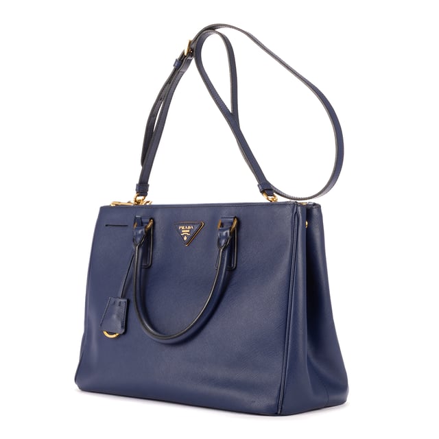 Prada Taschen Galleria Medium Handtasche und Marine Kalbsleder und Gold hardware. Das Produkt ist auf in einwandfreiem Zustand (AA).
  Abmessungen: 35x25x16 cm 
  Zubehör inklusive: Strap; Clochette with ring
  Äußere Hinweise: Verblasstes Leder um die Ecken
Innenhinweise: Nägel markieren
Hardware-Hinweise: Verfärbungen & Kratzer
  BrandCo Paris hat seltene Artikel und die besten Konditionen zu unglaublichen Preisen vorgestellt. Geduld lohnt sich! Kaufen Sie mit Vertrauen: Alle Artikel von BrandCo Paris sind von unserem Expertenteam ausgewählt und authentisch.
  Alle Artikel enthalten ein Echtheitszertifikat und wurden von BrandCo Paris übernommen.
  Tabelle zur Klassifizierung des Artikelzustands
  N (wie neu)
  AA (perfekter Zustand)
  A (ausgezeichneter Zustand)
  AB (sehr guter Zustand)
  B (gut/mittelmäßig)
