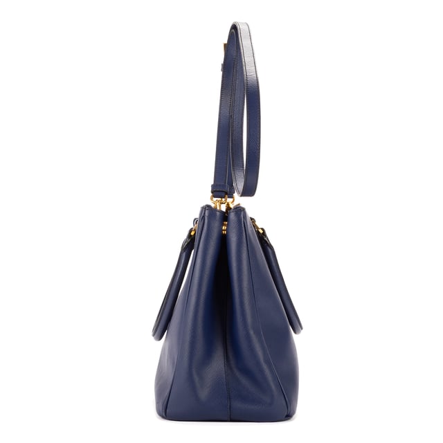Prada Taschen Galleria Medium Handtasche und Marine Kalbsleder und Gold hardware. Das Produkt ist auf in einwandfreiem Zustand (AA).
  Abmessungen: 35x25x16 cm 
  Zubehör inklusive: Strap; Clochette with ring
  Äußere Hinweise: Verblasstes Leder um die Ecken
Innenhinweise: Nägel markieren
Hardware-Hinweise: Verfärbungen & Kratzer
  BrandCo Paris hat seltene Artikel und die besten Konditionen zu unglaublichen Preisen vorgestellt. Geduld lohnt sich! Kaufen Sie mit Vertrauen: Alle Artikel von BrandCo Paris sind von unserem Expertenteam ausgewählt und authentisch.
  Alle Artikel enthalten ein Echtheitszertifikat und wurden von BrandCo Paris übernommen.
  Tabelle zur Klassifizierung des Artikelzustands
  N (wie neu)
  AA (perfekter Zustand)
  A (ausgezeichneter Zustand)
  AB (sehr guter Zustand)
  B (gut/mittelmäßig)