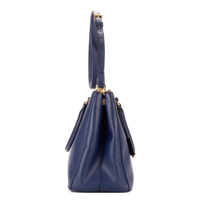 Prada Taschen Galleria Medium Handtasche und Marine Kalbsleder und Gold hardware. Das Produkt ist auf in einwandfreiem Zustand (AA).
  Abmessungen: 35x25x16 cm 
  Zubehör inklusive: Strap; Clochette with ring
  Äußere Hinweise: Verblasstes Leder um die Ecken
Innenhinweise: Nägel markieren
Hardware-Hinweise: Verfärbungen & Kratzer
  BrandCo Paris hat seltene Artikel und die besten Konditionen zu unglaublichen Preisen vorgestellt. Geduld lohnt sich! Kaufen Sie mit Vertrauen: Alle Artikel von BrandCo Paris sind von unserem Expertenteam ausgewählt und authentisch.
  Alle Artikel enthalten ein Echtheitszertifikat und wurden von BrandCo Paris übernommen.
  Tabelle zur Klassifizierung des Artikelzustands
  N (wie neu)
  AA (perfekter Zustand)
  A (ausgezeichneter Zustand)
  AB (sehr guter Zustand)
  B (gut/mittelmäßig)