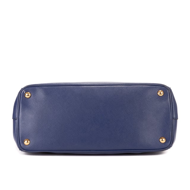 Prada Taschen Galleria Medium Handtasche und Marine Kalbsleder und Gold hardware. Das Produkt ist auf in einwandfreiem Zustand (AA).
  Abmessungen: 35x25x16 cm 
  Zubehör inklusive: Strap; Clochette with ring
  Äußere Hinweise: Verblasstes Leder um die Ecken
Innenhinweise: Nägel markieren
Hardware-Hinweise: Verfärbungen & Kratzer
  BrandCo Paris hat seltene Artikel und die besten Konditionen zu unglaublichen Preisen vorgestellt. Geduld lohnt sich! Kaufen Sie mit Vertrauen: Alle Artikel von BrandCo Paris sind von unserem Expertenteam ausgewählt und authentisch.
  Alle Artikel enthalten ein Echtheitszertifikat und wurden von BrandCo Paris übernommen.
  Tabelle zur Klassifizierung des Artikelzustands
  N (wie neu)
  AA (perfekter Zustand)
  A (ausgezeichneter Zustand)
  AB (sehr guter Zustand)
  B (gut/mittelmäßig)