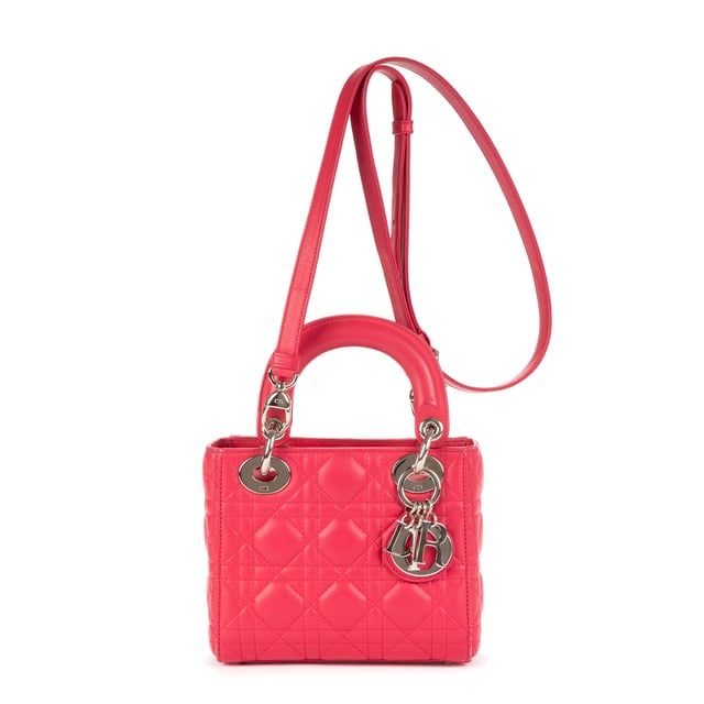 Dior Bolsos Mini Lady Dior Mini Bolso de hombro en Rosa fucsia Piel de becerro y Plata hardware. El producto esta en Perfectas Condiciones (AA).
  Dimensiones: 17x14.5x6 cm 
  Accesorios incluidos: Strap; Dior Charm
  
  BrandCo Paris encuentra artículos raros y en las mejores condiciones a precios increíbles. ¡Vale la pena tener paciencia! Compra con confianza: todos los artículos de BrandCo Paris son seleccionados y autenticados cuidadosamente por nuestro equipo de expertos.
  Todos los artículos vienen con un certificado de autenticidad y un embalaje entregado por BrandCo Paris.
  Tabla de clasificación de la condición del artículo
  N (como nuevo)
  AA (perfecto estado)
  A (excelente estado)
  AB (muy buen estado)
  B (bueno/regular)