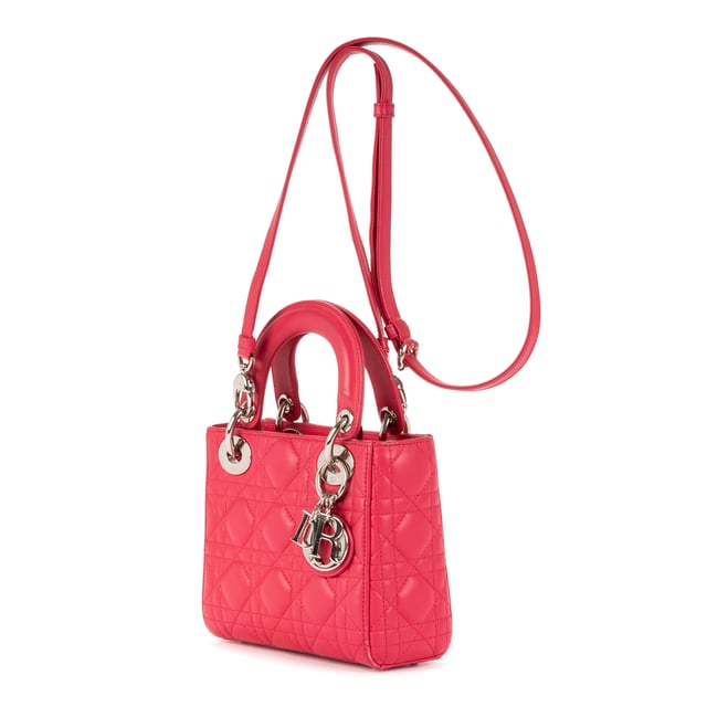 Dior Bolsos Mini Lady Dior Mini Bolso de hombro en Rosa fucsia Piel de becerro y Plata hardware. El producto esta en Perfectas Condiciones (AA).
  Dimensiones: 17x14.5x6 cm 
  Accesorios incluidos: Strap; Dior Charm
  
  BrandCo Paris encuentra artículos raros y en las mejores condiciones a precios increíbles. ¡Vale la pena tener paciencia! Compra con confianza: todos los artículos de BrandCo Paris son seleccionados y autenticados cuidadosamente por nuestro equipo de expertos.
  Todos los artículos vienen con un certificado de autenticidad y un embalaje entregado por BrandCo Paris.
  Tabla de clasificación de la condición del artículo
  N (como nuevo)
  AA (perfecto estado)
  A (excelente estado)
  AB (muy buen estado)
  B (bueno/regular)
