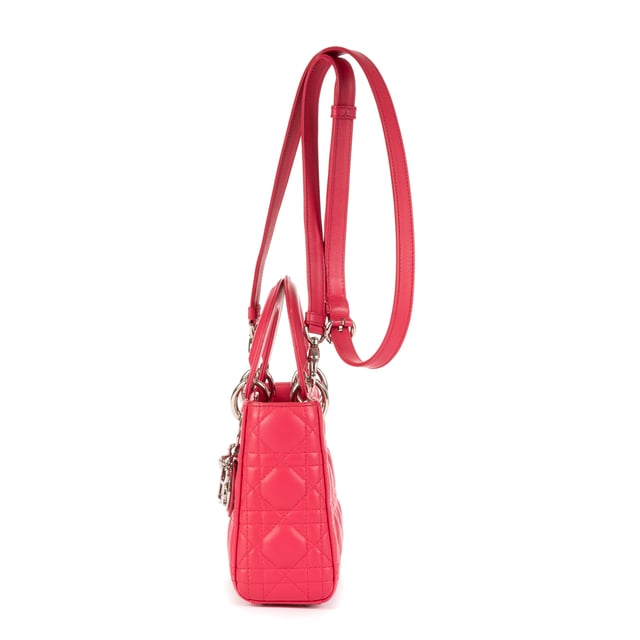 Dior Bolsos Mini Lady Dior Mini Bolso de hombro en Rosa fucsia Piel de becerro y Plata hardware. El producto esta en Perfectas Condiciones (AA).
  Dimensiones: 17x14.5x6 cm 
  Accesorios incluidos: Strap; Dior Charm
  
  BrandCo Paris encuentra artículos raros y en las mejores condiciones a precios increíbles. ¡Vale la pena tener paciencia! Compra con confianza: todos los artículos de BrandCo Paris son seleccionados y autenticados cuidadosamente por nuestro equipo de expertos.
  Todos los artículos vienen con un certificado de autenticidad y un embalaje entregado por BrandCo Paris.
  Tabla de clasificación de la condición del artículo
  N (como nuevo)
  AA (perfecto estado)
  A (excelente estado)
  AB (muy buen estado)
  B (bueno/regular)