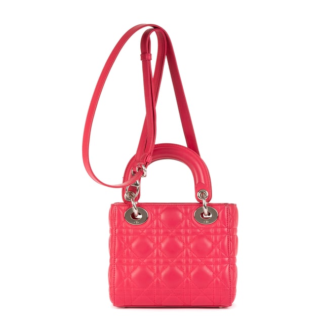 Dior Bolsos Mini Lady Dior Mini Bolso de hombro en Rosa fucsia Piel de becerro y Plata hardware. El producto esta en Perfectas Condiciones (AA).
  Dimensiones: 17x14.5x6 cm 
  Accesorios incluidos: Strap; Dior Charm
  
  BrandCo Paris encuentra artículos raros y en las mejores condiciones a precios increíbles. ¡Vale la pena tener paciencia! Compra con confianza: todos los artículos de BrandCo Paris son seleccionados y autenticados cuidadosamente por nuestro equipo de expertos.
  Todos los artículos vienen con un certificado de autenticidad y un embalaje entregado por BrandCo Paris.
  Tabla de clasificación de la condición del artículo
  N (como nuevo)
  AA (perfecto estado)
  A (excelente estado)
  AB (muy buen estado)
  B (bueno/regular)