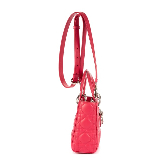 Dior Bolsos Mini Lady Dior Mini Bolso de hombro en Rosa fucsia Piel de becerro y Plata hardware. El producto esta en Perfectas Condiciones (AA).
  Dimensiones: 17x14.5x6 cm 
  Accesorios incluidos: Strap; Dior Charm
  
  BrandCo Paris encuentra artículos raros y en las mejores condiciones a precios increíbles. ¡Vale la pena tener paciencia! Compra con confianza: todos los artículos de BrandCo Paris son seleccionados y autenticados cuidadosamente por nuestro equipo de expertos.
  Todos los artículos vienen con un certificado de autenticidad y un embalaje entregado por BrandCo Paris.
  Tabla de clasificación de la condición del artículo
  N (como nuevo)
  AA (perfecto estado)
  A (excelente estado)
  AB (muy buen estado)
  B (bueno/regular)