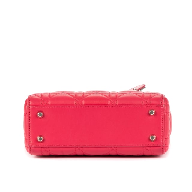 Dior Bolsos Mini Lady Dior Mini Bolso de hombro en Rosa fucsia Piel de becerro y Plata hardware. El producto esta en Perfectas Condiciones (AA).
  Dimensiones: 17x14.5x6 cm 
  Accesorios incluidos: Strap; Dior Charm
  
  BrandCo Paris encuentra artículos raros y en las mejores condiciones a precios increíbles. ¡Vale la pena tener paciencia! Compra con confianza: todos los artículos de BrandCo Paris son seleccionados y autenticados cuidadosamente por nuestro equipo de expertos.
  Todos los artículos vienen con un certificado de autenticidad y un embalaje entregado por BrandCo Paris.
  Tabla de clasificación de la condición del artículo
  N (como nuevo)
  AA (perfecto estado)
  A (excelente estado)
  AB (muy buen estado)
  B (bueno/regular)
