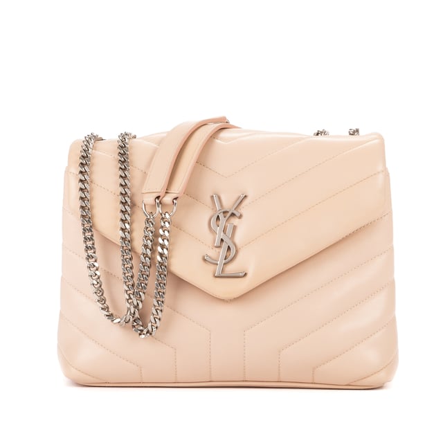 Yves Saint Laurent Bolsos Loulou Small Bolso de hombro en Beige Piel de becerro y Plata hardware. El producto esta en Perfectas Condiciones (AA).
  Dimensiones: 23x16x8.5 cm 
  Accesorios incluidos: None
  Notas de Exterior: Mancha azul claro en la parte inferior
Notas de Hardware: Rasguños leves
  BrandCo Paris encuentra artículos raros y en las mejores condiciones a precios increíbles. ¡Vale la pena tener paciencia! Compra con confianza: todos los artículos de BrandCo Paris son seleccionados y autenticados cuidadosamente por nuestro equipo de expertos.
  Todos los artículos vienen con un certificado de autenticidad y un embalaje entregado por BrandCo Paris.
  Tabla de clasificación de la condición del artículo
  N (como nuevo)
  AA (perfecto estado)
  A (excelente estado)
  AB (muy buen estado)
  B (bueno/regular)
