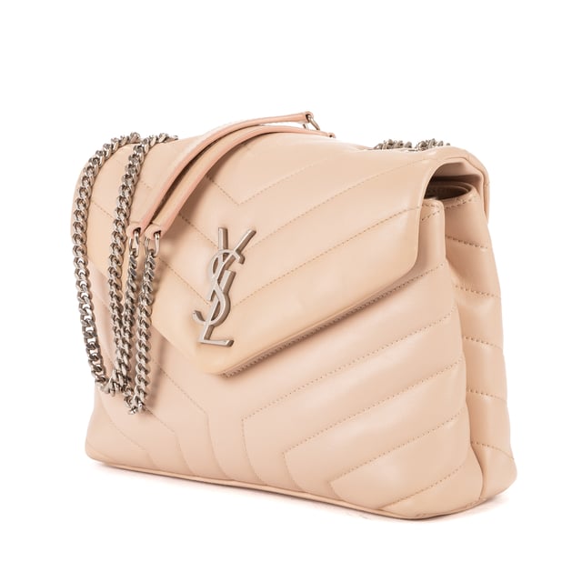 Yves Saint Laurent Bolsos Loulou Small Bolso de hombro en Beige Piel de becerro y Plata hardware. El producto esta en Perfectas Condiciones (AA).
  Dimensiones: 23x16x8.5 cm 
  Accesorios incluidos: None
  Notas de Exterior: Mancha azul claro en la parte inferior
Notas de Hardware: Rasguños leves
  BrandCo Paris encuentra artículos raros y en las mejores condiciones a precios increíbles. ¡Vale la pena tener paciencia! Compra con confianza: todos los artículos de BrandCo Paris son seleccionados y autenticados cuidadosamente por nuestro equipo de expertos.
  Todos los artículos vienen con un certificado de autenticidad y un embalaje entregado por BrandCo Paris.
  Tabla de clasificación de la condición del artículo
  N (como nuevo)
  AA (perfecto estado)
  A (excelente estado)
  AB (muy buen estado)
  B (bueno/regular)
