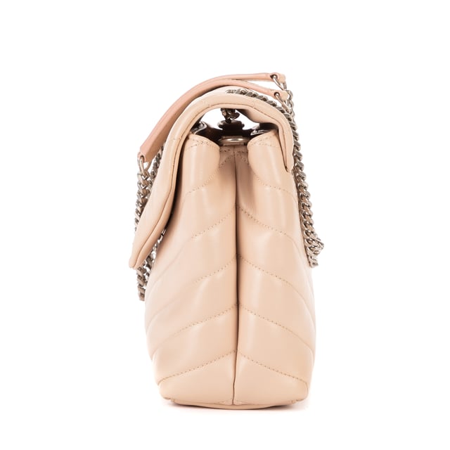 Yves Saint Laurent Bolsos Loulou Small Bolso de hombro en Beige Piel de becerro y Plata hardware. El producto esta en Perfectas Condiciones (AA).
  Dimensiones: 23x16x8.5 cm 
  Accesorios incluidos: None
  Notas de Exterior: Mancha azul claro en la parte inferior
Notas de Hardware: Rasguños leves
  BrandCo Paris encuentra artículos raros y en las mejores condiciones a precios increíbles. ¡Vale la pena tener paciencia! Compra con confianza: todos los artículos de BrandCo Paris son seleccionados y autenticados cuidadosamente por nuestro equipo de expertos.
  Todos los artículos vienen con un certificado de autenticidad y un embalaje entregado por BrandCo Paris.
  Tabla de clasificación de la condición del artículo
  N (como nuevo)
  AA (perfecto estado)
  A (excelente estado)
  AB (muy buen estado)
  B (bueno/regular)